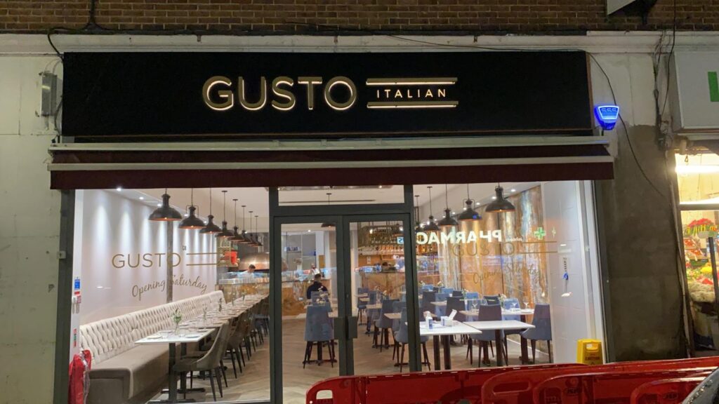 gusto italian restaurant        
        <figure class=